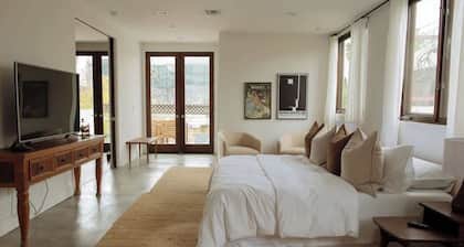 Stylish W. Hollywood Apartment with Balcony & Parking