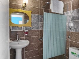 Habitación familiar con 1 cama doble o 2 individuales, vistas a la playa | Baño