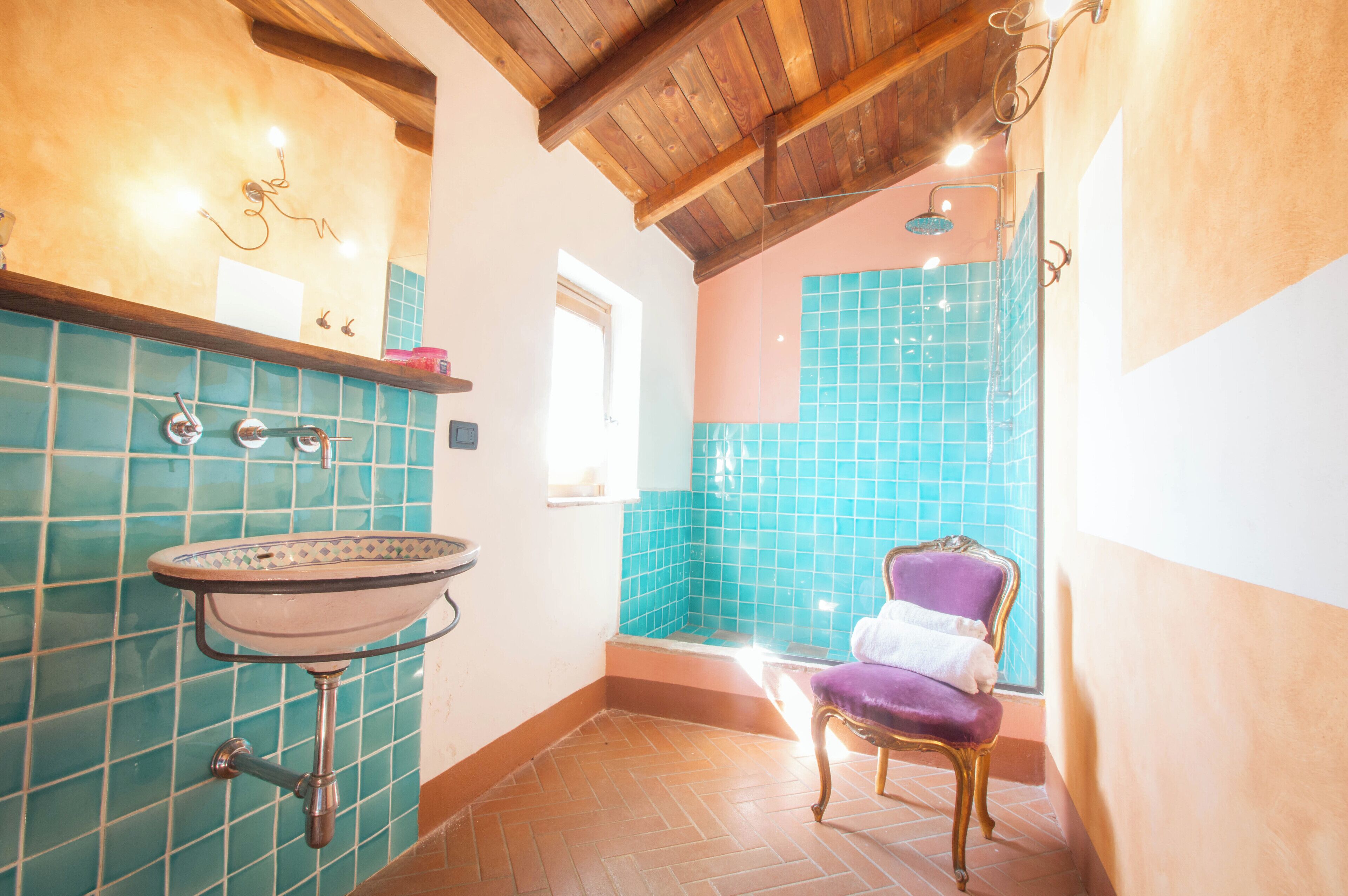 Kamar Quadruple Klasik | Kamar mandi | Shower, perlengkapan mandi gratis, pengering rambut, dan handuk