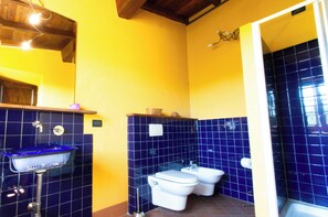 Appartement Duplex Classique, vue montagne | Salle de bain | Douche, articles de toilette gratuits, sèche-cheveux