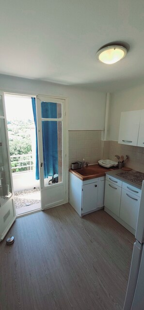 Fridge, microwave, oven, stovetop - Trois Pièces au Cœur D'antibes ! Avec Parking a Disposition pas Loin de la Plage (Antibes)