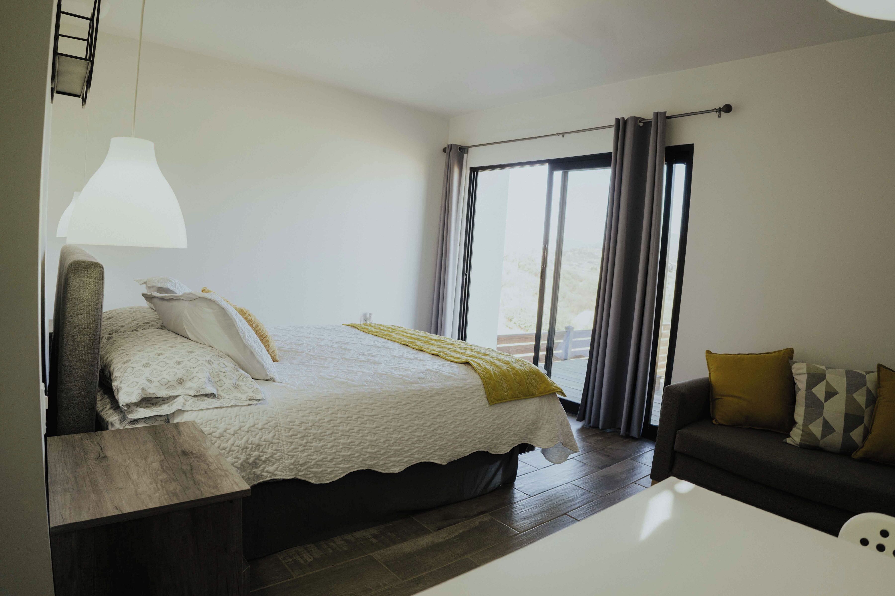 Minibar, free WiFi, bed sheets