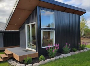 Exterior - FLY8MA Pilot Lodge: Cozy Runway-Side Cabin (Houston)