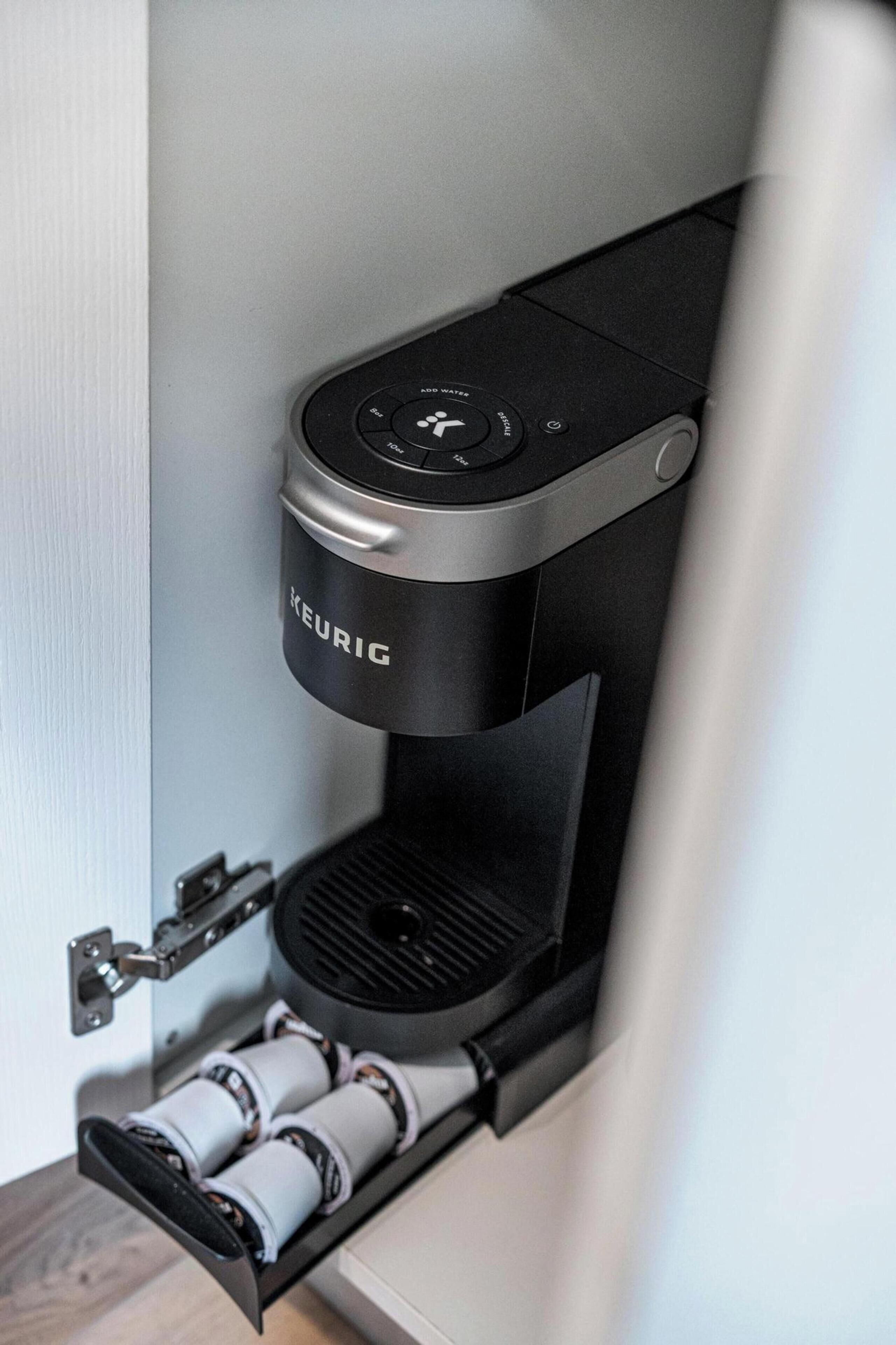 Une machine à café Keurig dotée d’un distributeur pour une seule dosette de café.