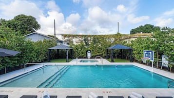 Außenpool, beheizter Pool, Sonnenschirme, Liegestühle