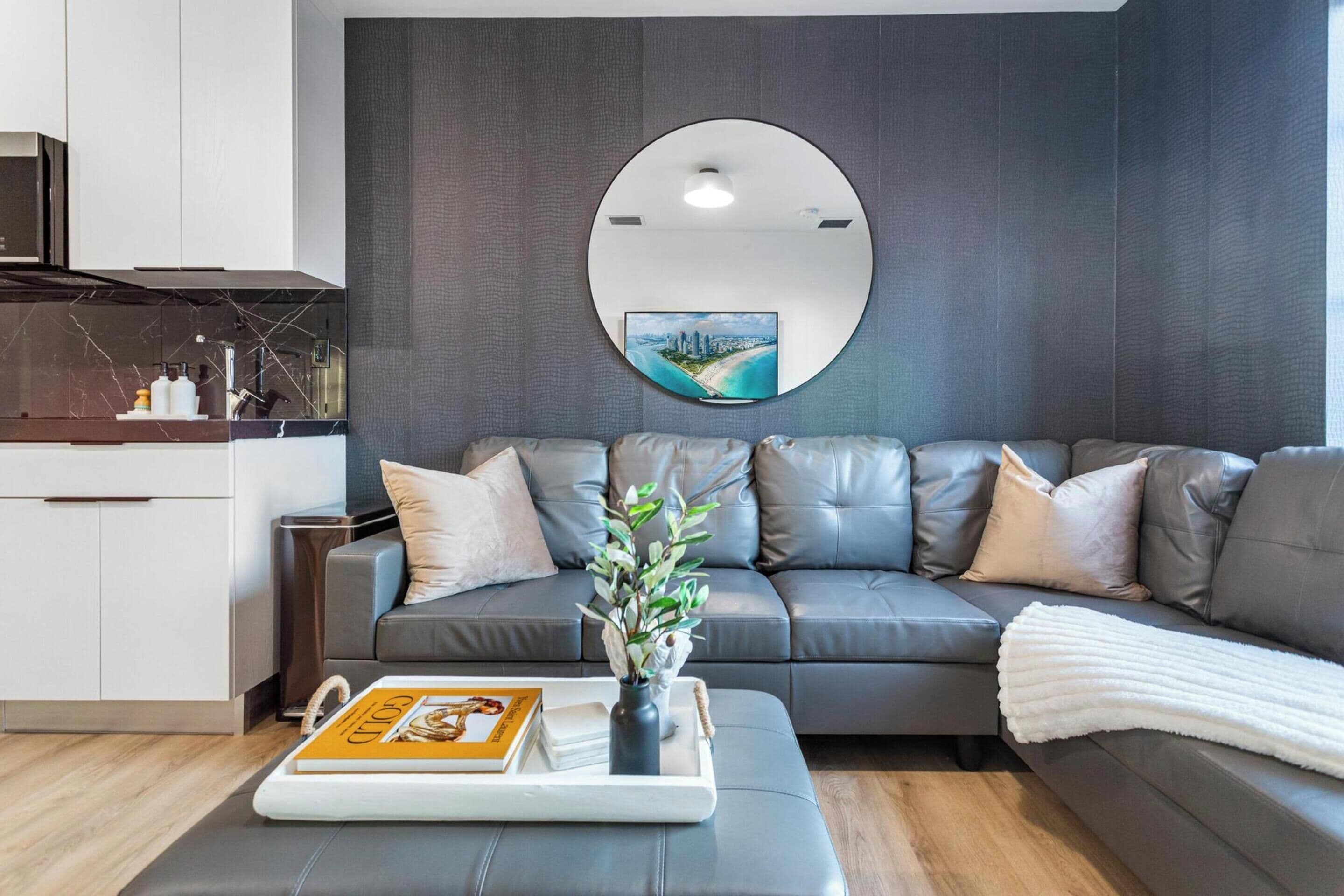 Familienapartment, 2 Schlafzimmer, mit Bad | Wohnzimmer | 50-Zoll-LED-Fernseher mit Digitalempfang, Bücher