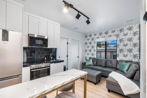 Living room - Lux Retreat By Renzzi (Miami)