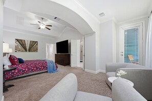 3 bedrooms, desk, iron/ironing board, WiFi - 3-Story Luxury: Webster's Finest (Webster)