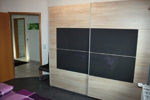 2 عدّة غرف نوم وسرير سفر وواي فاي وملاءات أسرّة