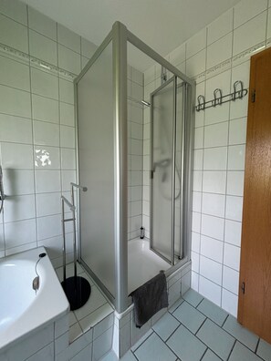 Haartrockner, Handtücher, Seife, Toilettenpapier