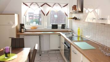 Jääkaappi, mikroaaltouuni, uuni, liesi