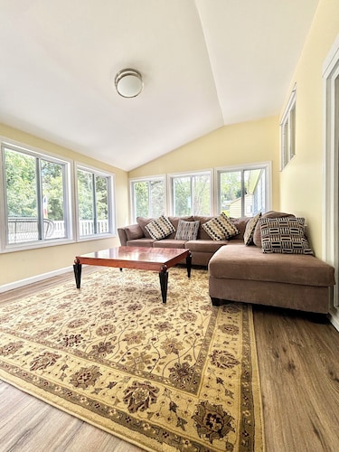 Charming 3-bedroom ranch 1 minute from Mohegan Sun.