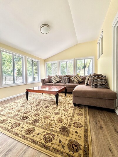 Charming 3-bedroom ranch 1 minute from Mohegan Sun.