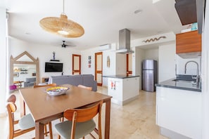 Comfort Apartment, 2 Bedrooms | In-room dining