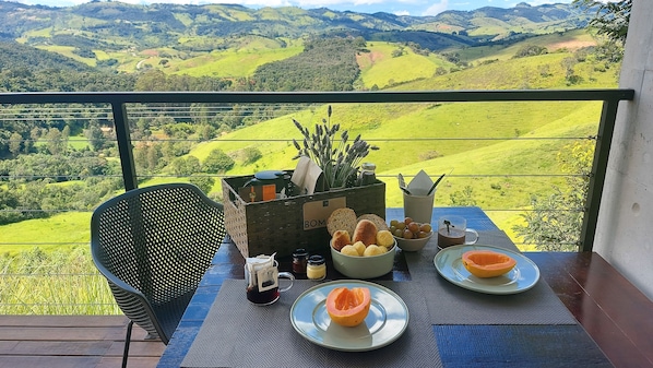 Free daily cooked-to-order breakfast 