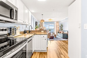 Fridge, microwave, oven, stovetop - DEAL@ Boho Oceanview Paradise, LuxKing, Lazy River (Myrtle Beach)
