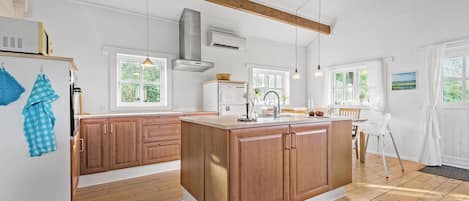 Fridge, stovetop, dishwasher