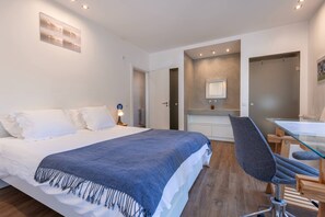 4 bedrooms, iron/ironing board, Internet, bed sheets