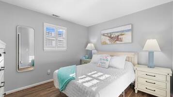 2 slaapkamers, een bureau, een strijkplank/strijkijzer, reisbedje