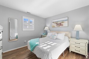 2 soverom, skrivebord, strykejern/-brett og reiseseng for barn