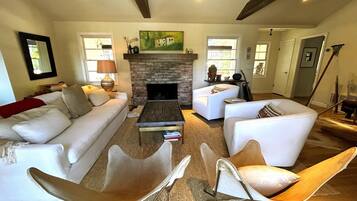 Smart TV, fireplace, books, stereo