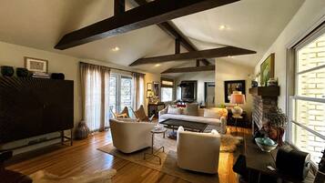 Smart TV, fireplace, books, stereo