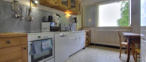 Micro-ondes, plaque de cuisson, lave-vaisselle, cafetière/bouilloire