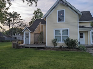 Exterior - Cozy 2-bedroom apartment with WiFi, AC in welcoming Spring Green (Spring Green)