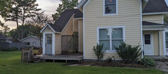 Cozy 2-bedroom apartment with WiFi, AC in welcoming Spring Green