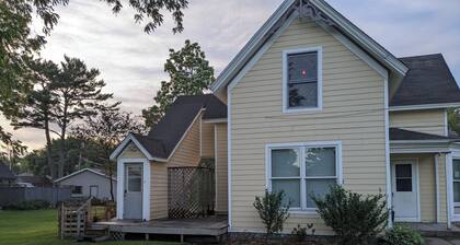 Cozy 2-bedroom apartment with WiFi, AC in welcoming Spring Green