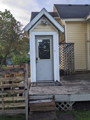 Exterior detail - Cozy 2-bedroom apartment with WiFi, AC in welcoming Spring Green (Spring Green)