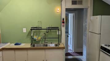 Fridge, oven, stovetop, coffee/tea maker