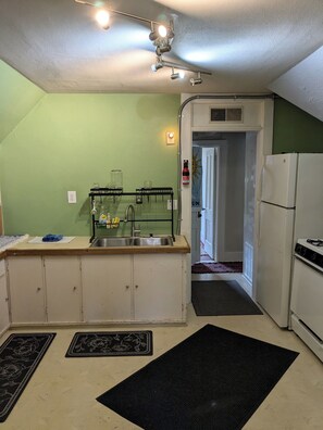 Fridge, oven, stovetop, coffee/tea maker