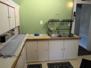 Fridge, oven, stovetop, coffee/tea maker - Cozy 2-bedroom apartment with WiFi, AC in welcoming Spring Green (Spring Green)