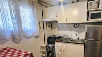 Microondas, horno, parrilla de estufa y utensilios de cocina