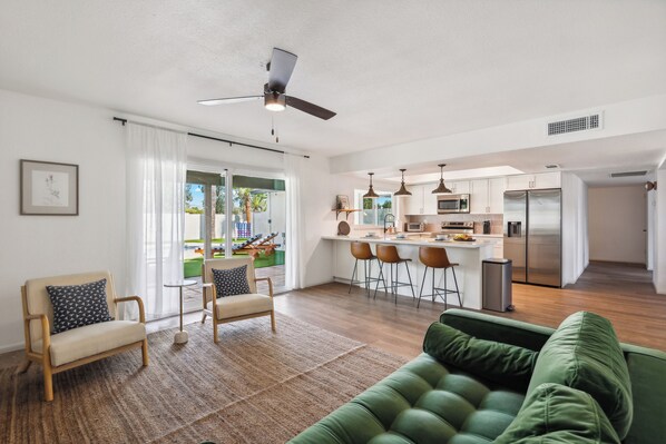 Smart TV, chimenea, futbolito y tenis de mesa