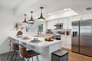 Refrigerador, microondas, horno y parrilla de estufa