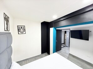 1 dormitorio y tabla de planchar con plancha