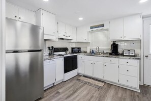 Kjøleskap, mikrobølgeovn, ovn og kokeplater