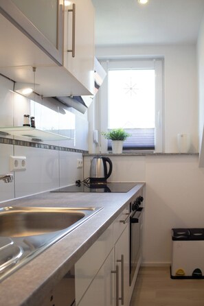 Jääkaappi, mikroaaltouuni, uuni, liesi