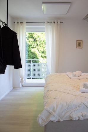 2 bedrooms, desk, iron/ironing board, travel crib