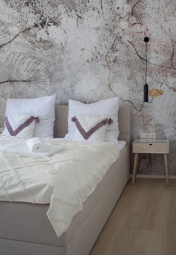 2 Schlafzimmer, Schreibtisch, Bügeleisen/Bügelbrett, Reisekinderbett
