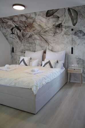 2 makuuhuonetta, työpöytä, silitysrauta/-lauta, vauvan matkasänky