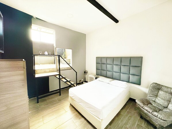 1 bedroom, iron/ironing board, free WiFi - Grand Deluxe Room W/Bathroom and balcony @Poblado #6 301 (1guest) (Medellín)