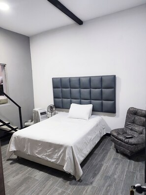 1 habitación, tabla de planchar con plancha y wifi gratis 