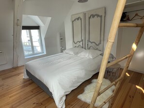 2 bedrooms, in-room safe, desk, travel cot