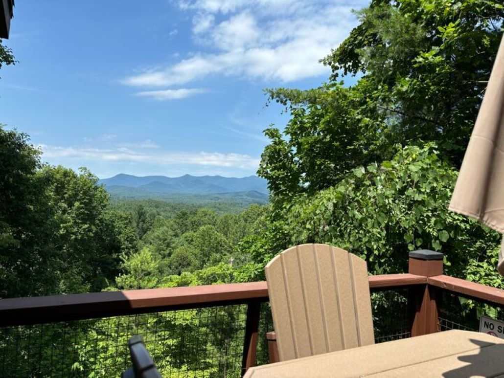 Cozy 2-bedroom cabin in beautiful Blairsville with AC, WiFi