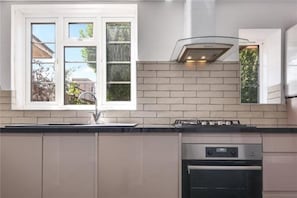 Interior - Limehouse Townhomes A 4-bedroom 3-bathroom Townhome With a Private Garden (London)