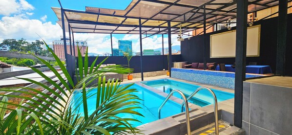 Pool - Duplex w Rooftop, Pool & 3 Jacuzzi, Maid, Security (Medellín)