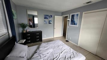 2 bedrooms, iron/ironing board, WiFi, bed sheets